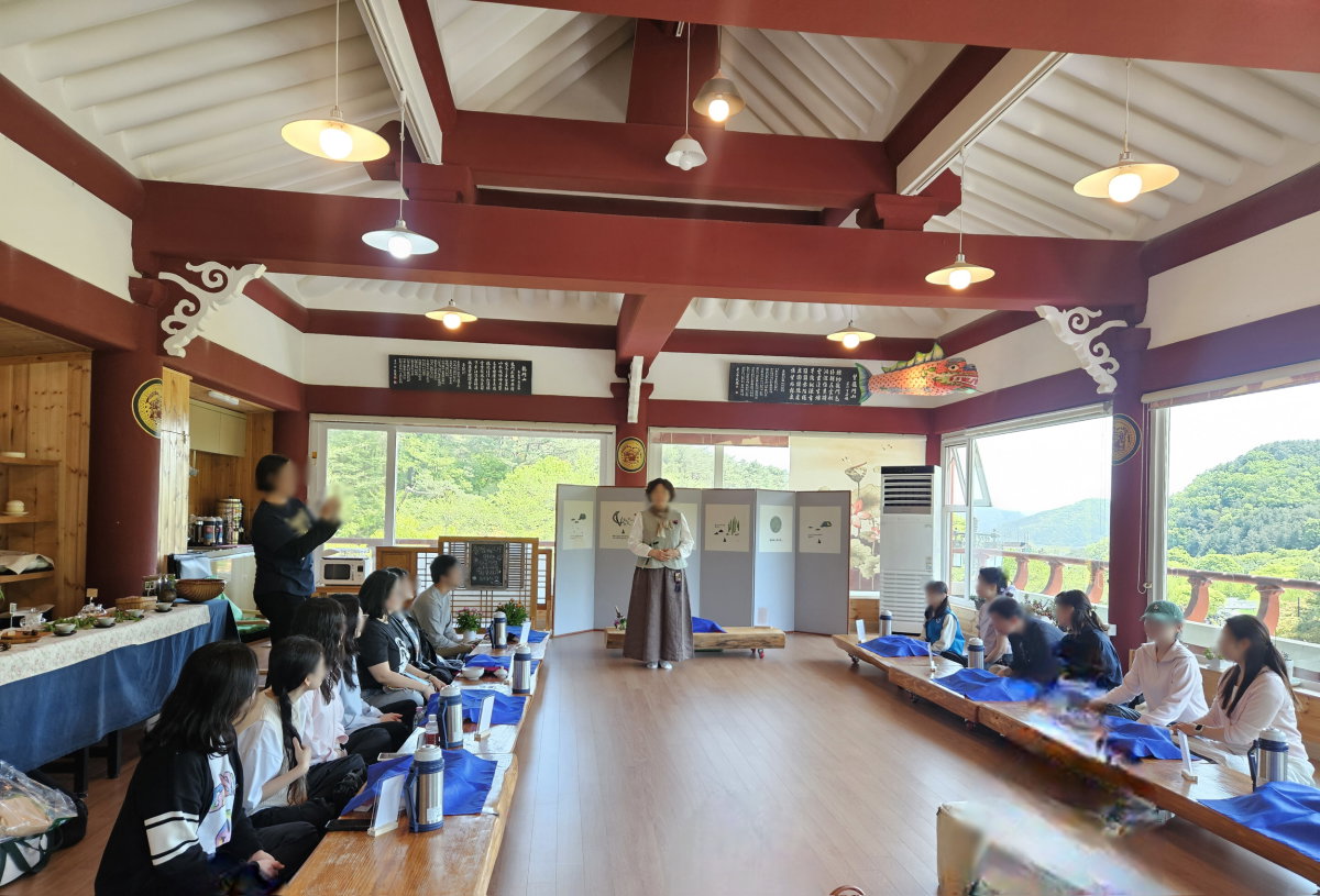 [양평친환경농업박물관은 2층 다도체험장에서 다도체험 참가자들이 쑥차와 뽕잎차를 재료로 다례예절을 체험하고 있다]