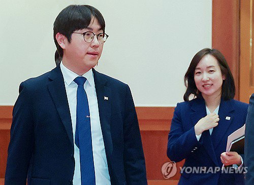 부산 북갑 보궐선거 | 청와대 수석 출마, 3자 대결 | 야권 단일화 최대 변수
