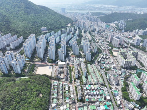 부산 북갑 보궐선거, 3자 대결 속 유권자 민심 분열 심화
