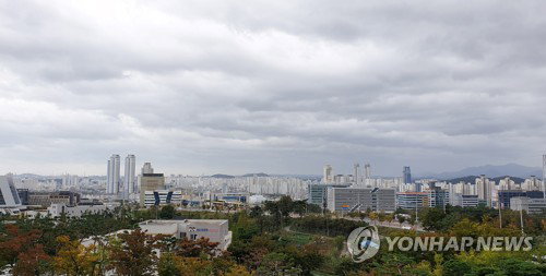 건조한 대기 지속, 기온 18-20도 기록