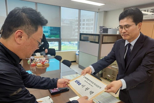 이원택 전북지사 예비후보 등록 완료, 국회의원직 사퇴로 선거전 돌입
