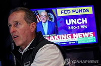 글로벌 에너지 불안정성: 뉴욕 증시, 기술주 강세 속 균형점 탐색