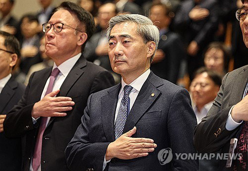 기준금리 동결 속 성장&middot;물가 딜레마 직면