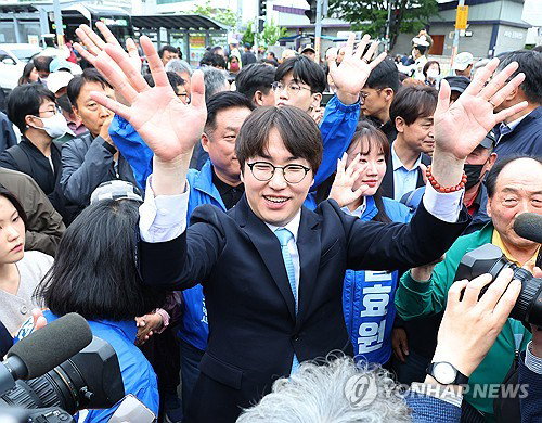 하정우 후보 '손털기' 논란 확산, 보수 야권 집중 공세 격화