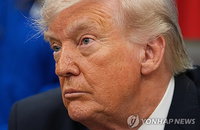 트럼프, 파월 연준 잔류 결정 공개 비판: 통화 정책 독립성 논란 격화