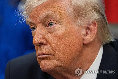 트럼프, 파월 연준 잔류 결정 공개 비판: 통화 정책 독립성 논란 격화