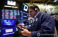 글로벌 증시, 기업 실적 희비와 중동 지정학적 불안정성 속 혼조세 마감