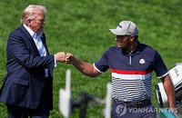 글로벌 골프 분열: 트럼프, 사우디 자금 LIV 선수 PGA 복귀 촉구하며 시장 재편 압력