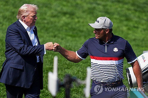 글로벌 골프 분열: 트럼프, 사우디 자금 LIV 선수 PGA 복귀 촉구하며 시장 재편 압력