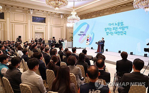 노동절 명칭 변경 63년 | 청와대 첫 기념식, 130명 노동 주체 참여로 새 지평
