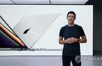 애플 리더십 전환, 1천111억 달러 매출 기록 속 신제품 개발 암시