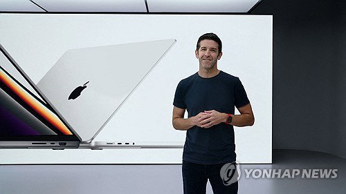 애플 리더십 전환, 1천111억 달러 매출 기록 속 신제품 개발 암시