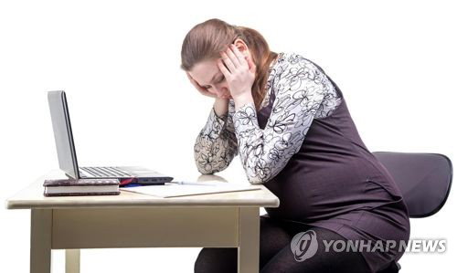 인공지능 도입 가속화, 직장인 52.4% 채용 위축 체감&hellip;고용 시장 재편 우려 확산
