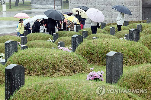 5&middot;18 민주화운동 46주년 앞두고 광주 묘역에 추모 발길 지속