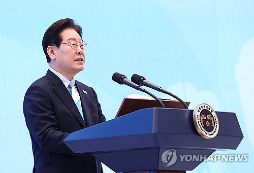 이재명 대통령 국정 지지도 두 달 만에 50%대 진입, 민주당 지지율 동반 하락