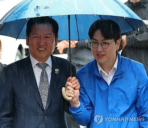 민주당 정청래&middot;하정우, 초등생 '오빠호칭' 강요 논란에 아동학대 혐의 피소