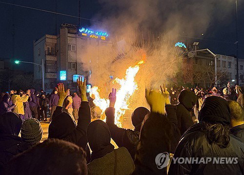 이란 전쟁 이후 체제 공고화, 개혁 지지 시민들 내부 탄압 공포 직면