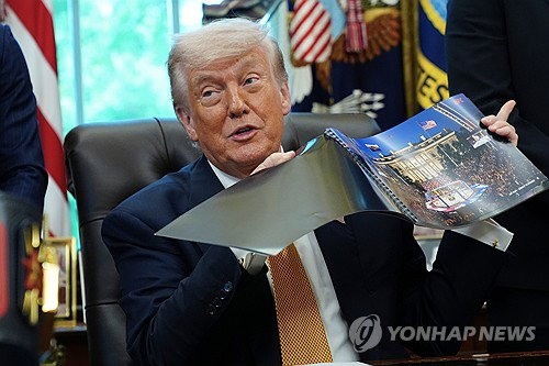 트럼프, 호르무즈 해협 교전에도 