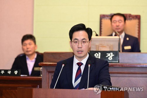 국민의힘 김선민 거제시장 후보, 허위 경력 의혹으로 경찰 고발 직면