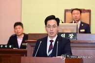 국민의힘 김선민 거제시장 후보, 허위 경력 의혹으로 경찰 고발 직면