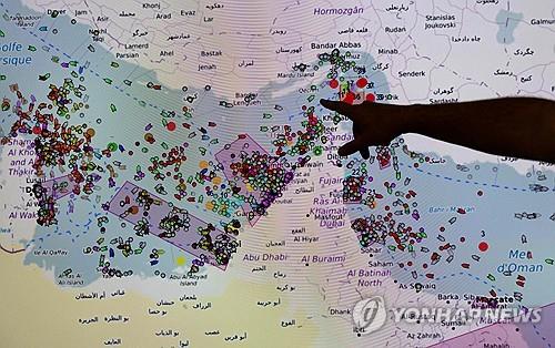 호르무즈 해협 중국 유조선 피격, 중동 정세 격화 속 글로벌 공급망 위협 고조