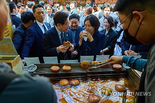 이재명 대통령 부부, 남대문시장서 민생 현장 점검&hellip;소상공인 활력 제고 방안 모색