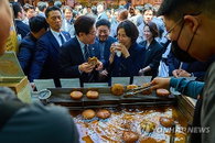 이재명 대통령 부부, 남대문시장서 민생 현장 점검…소상공인 활력 제고 방안 모색