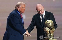 트럼프, 2026 북중미 월드컵 고가 티켓 비판…FIFA 정책 논란 가열