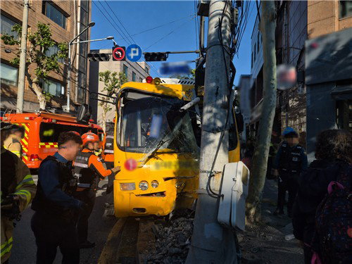동대문 셔틀버스 전신주 충돌, 20명 부상 및 일대 정전&hellip;70대 운전자 약물 양성 반응