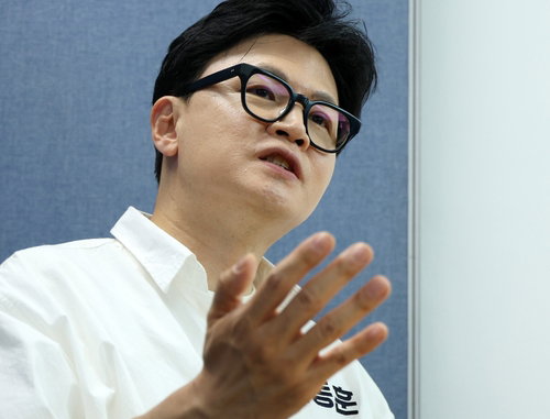 무소속 한동훈, 부산 북갑 승리로 '정권 견제&middot;보수 재건' 선언