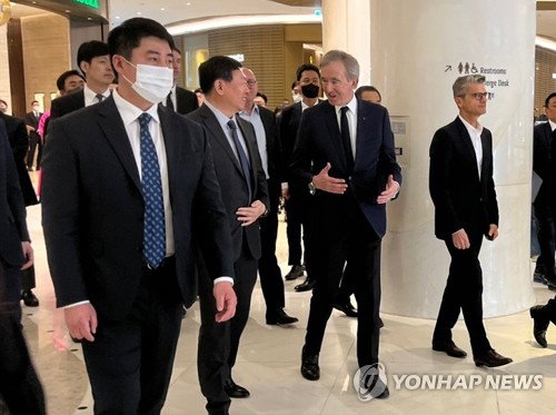 LVMH 아르노 회장, 3년 만 한국 방문&hellip;명품 시장 전략적 점검 나선다