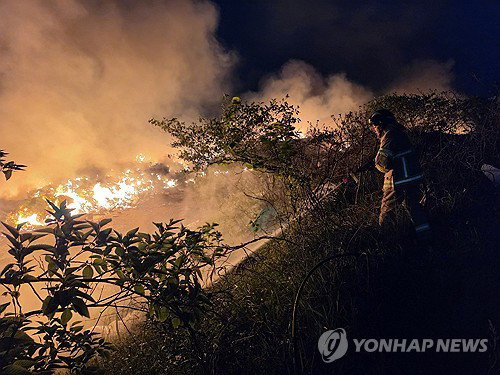 군산 어청도 폐기물 야적장 화재 장기화, 인력&middot;장비 난관 직면