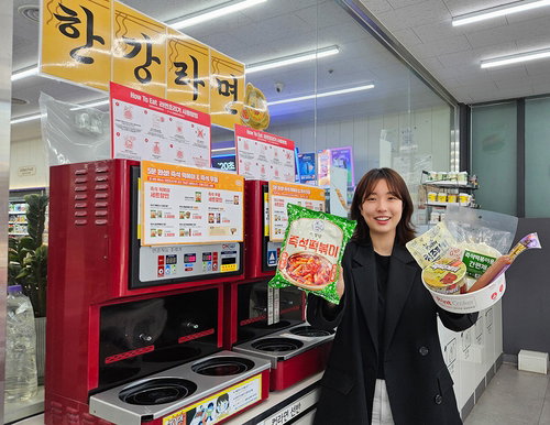 CU 즉석 떡볶이, 출시 한 달 만에 3만 개 판매 돌파&hellip;편의점 간편식 시장 성장 가속화
