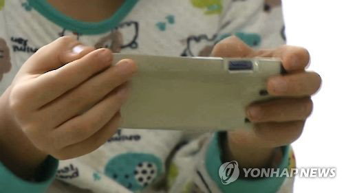 어머니 양육 부담 가중, 영아 미디어 노출 시간 증가와 직결