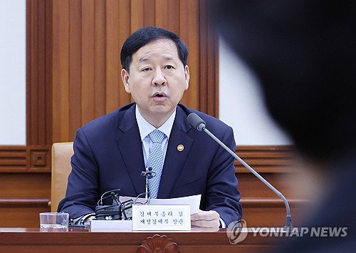 정부, 중동 불안 속 석유 최고가격제 유지 결정&hellip;물가안정법 개정해 매점매석 엄단