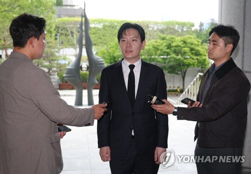 대북송금 수사 '연어 술파티' 의혹 박상용 검사 감찰위 출석... 6시간 심의 끝 