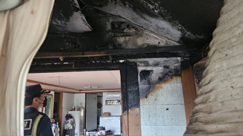 김제 진봉면 주택 화재로 80대 노인 병원 이송... 전기적 요인에 무게