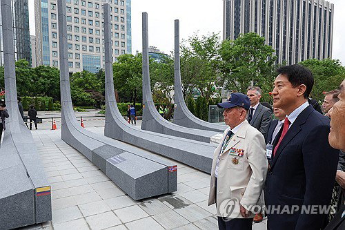 광화문광장 '감사의 정원' 준공&hellip; 22개국 헌신 기리는 6.25m '받들어총' 조형물