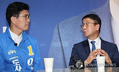'텃밭' 전북서 꺾인 민주당 대세론... 김관영-이원택 오차범위 내 사투