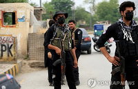 파키스탄 경찰 15명 사망 테러 배후로 아프간 지목하며 외교적 긴장 임계점 도달
