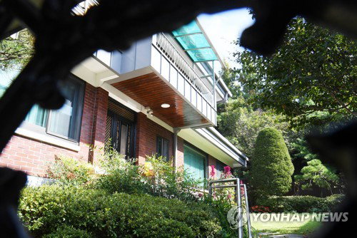 윤석열 부친 거주 연희동 주택 경매 개시&hellip;김만배 누나 채무 미상환에 금천신협 담보권 실행