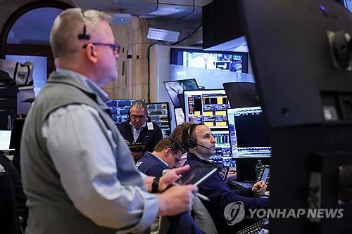 인플레이션 공포와 반도체 차익실현 매도세 뉴욕증시 기술주 중심 하락세로 혼조 마감