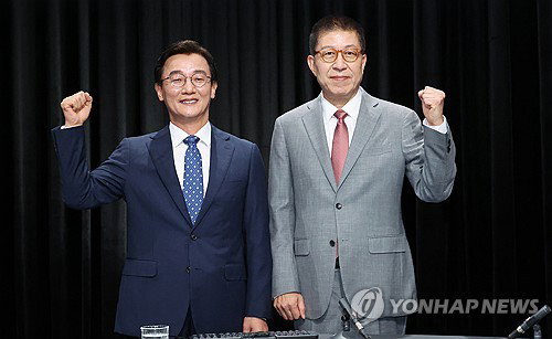 정책 실종된 부산시장 첫 TV 토론... 전재수&middot;박형준 네거티브 공방에 유권자 피로감 가중