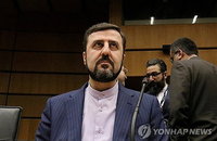 트럼프 군사적 압박에 이란 배상금 요구로 맞불하며 호르무즈 긴장 고조