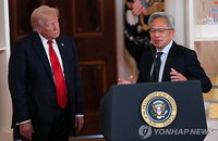 트럼프 미 대통령 중국 시장 전격 개방 요구 젠슨황 머스크 동행으로 테크 패권 압박 수위 높이다