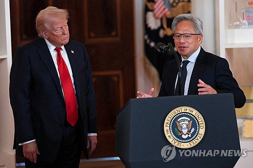 트럼프 미 대통령 중국 시장 전격 개방 요구 젠슨황 머스크 동행으로 테크 패권 압박 수위 높이다