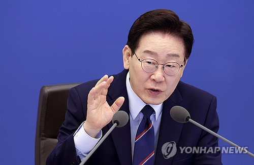 이재명 대통령, 김용범 &lsquo;국민배당&rsquo; 논란에 &ldquo;기업 이윤 아닌 초과 세수 환원&hellip; 왜곡 보도는 민주주의 적&rdquo;