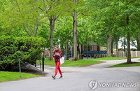 AI 시대 생존 전략 나선 미국 경영대학원, 수업료 반값 할인으로 전문직 수요 공략