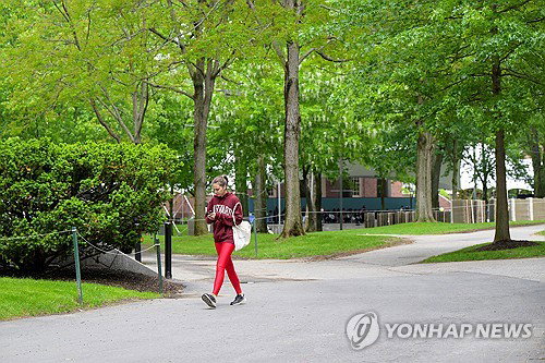 AI 시대 생존 전략 나선 미국 경영대학원, 수업료 반값 할인으로 전문직 수요 공략