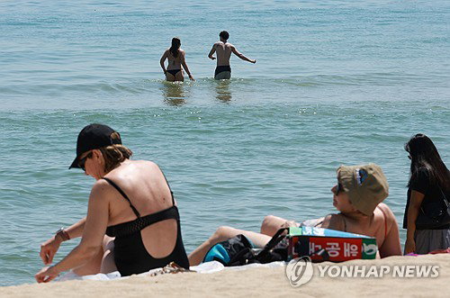 서울 낮 기온 31도 육박하는 때이른 초여름 무더위 기승... 전국 일교차 15도 안팎 극심